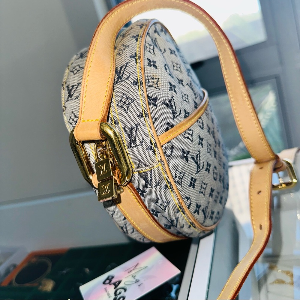 Louis Vuitton: Round Monogram LV Mini Crossbody Bag (seen on Ariana Grande) - Picture 5 of 16